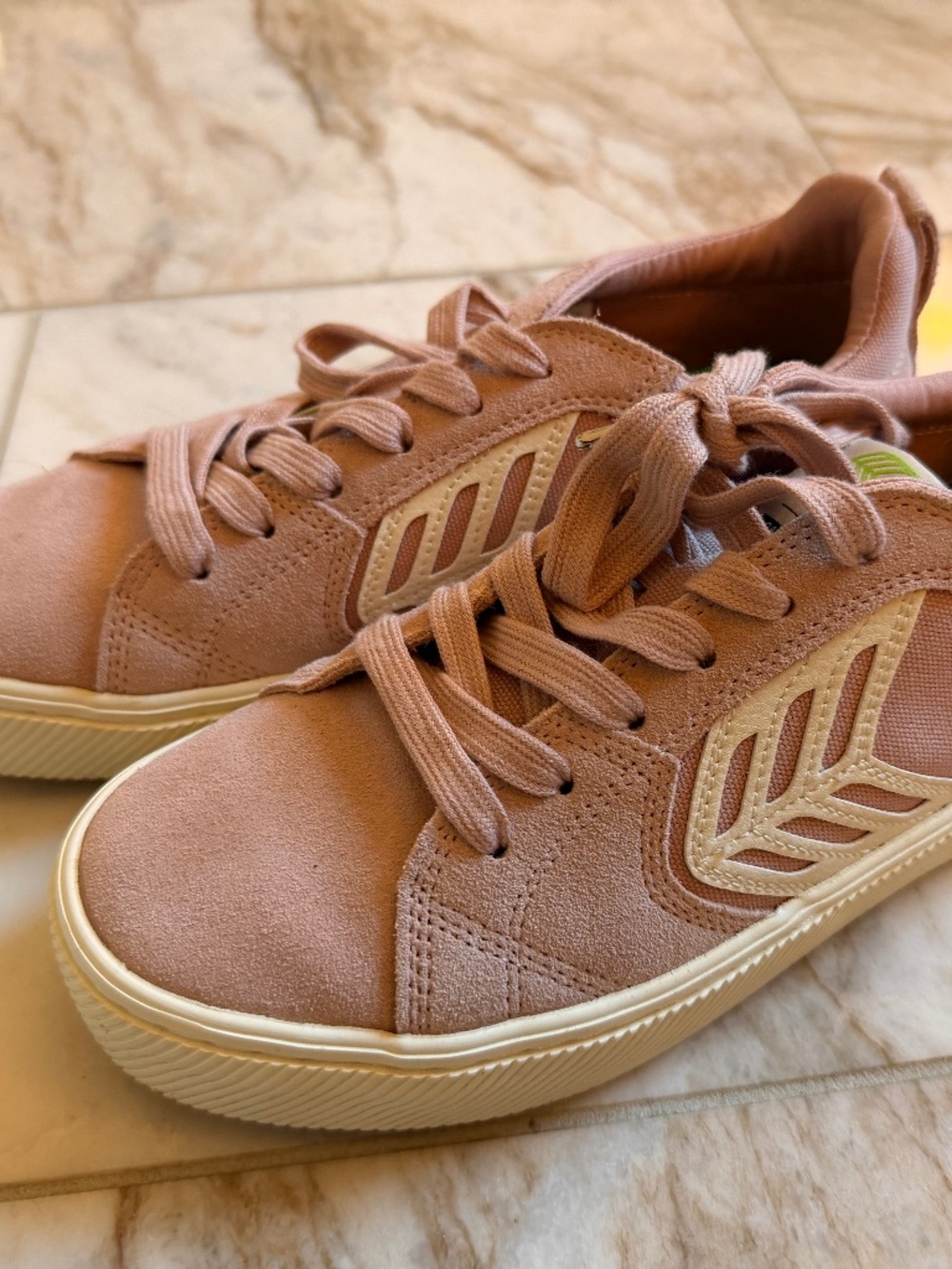 Cariuma Sneakers